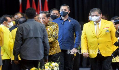 Presiden Joko Widodo bersama Ketua Umum Partai Golkar Airlangga Hartarto saat hadir dalam acara puncak HUT Partai Golkar ke-58 di JIExpo Kemayoran, Jakarta, Jumat (21/10/2022). Acara tersebut menjadi puncak dari serangkaian HUT Partai Golkar ke-58 yang telah digelar sebelumnya diantaranya Jalan Sehat Partai Golkar, Ziarah ke TMP Kalibata dan Konsolidasi Nasional serta Bimtek Fraksi Partai Golkar se-Indonesia. HUT Partai Golkar ke-58 tersebut mengusung tema Golkar Menang, Rakyat Sejahtera.Prayogi/Republika  