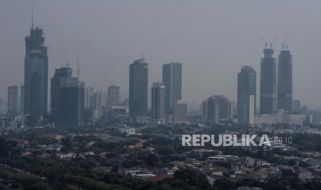 BMKG Prakirakan Jakarta Hari Ini Cerah Hingga Hujan. Suasana lanskap Kota Jakarta dengan latar belakang gedung-gedung bertingkat.