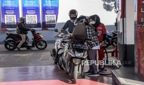 Sejumlah pengendara sepeda motor antre untuk mengisi bahan bakar minyak (BBM) di SPBU Pertamina Riau, Jalan LLRE Martadinata, Kota Bandung, Rabu (29/6/2022). PT Pertamina (Persero) melalui anak usahanya PT Pertamina Patra Niaga akan melakukan uji coba pembelian bahan BBM subsidi secara terbatas bagi pengguna yang sudah terdaftar pada aplikasi MyPertamina mulai 1 Juli mendatang dan diberlakukan di 11 daerah di lima provinsi pada pekan pertama. Masyarakat dapat melakukan pendaftaran di aplikasi digital MyPertamina mulai 1 Juli 2022 hingga dua pekan kedepan.  