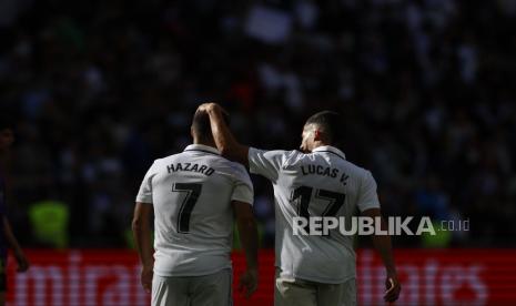 Bek Real Madrid Lucas Vazquez (kanan) melakukan selebrasi bersama rekan setimnya Eden Hazard setelah mencetak gol 6-0 pada pertandingan sepak bola LaLiga Spanyol antara Real Madrid CF dan Real Valladolid di Santiago Bernabeu di Madrid, Spanyol, (02/04/2023).