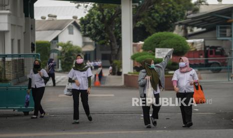 Buruh pabrik berjalan meninggalkan area pabrik. Tuntutan kenaikan upah minimum provinsi sesuai keinginan buruh dinilai KSP bukan langkah tepat di saat pandemi Covid-19.