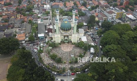 Foto udara pelaksaan ibadah Shalat Jumat berjamaah di Masjid Agung Al-Barkah, Bekasi, Jawa Barat, Jumat (5/6/2020). Majelis Ulama Indonesia (MUI) mengeluarkan fatwa mengenai pelaksanaan ibadah di masjid dengan merenggangkan saf dan penggunaan masker untuk mencegah penyebaran COVID-19