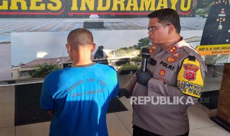 Tersangka kasus penipuan dengan modus membantu meluluskan tes Bintara Polri dihadirkan saat konferensi pers di Markas Polres Indramayu, Jawa Barat, Kamis (30/11/2023).