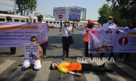 Ratusan perlintasan sebidang kereta api (KA) di wilayah Daop 3 Cirebon dalam kondisi tidak dijaga. Perlintasan sebidang KA merupakan salah satu titik rawan terjadinya kecelakaan lalu lintas.