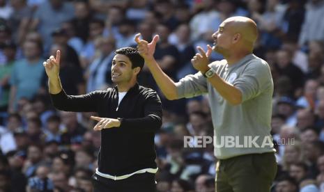 Manajer Arsenal Mikel Arteta, kiri, dan pelatih kepala Manchester City Pep Guardiola 