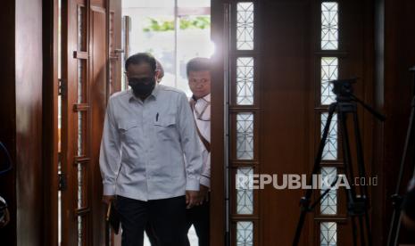 Terdakwa mantan Ditjen Pajak Kementerian Keuangan Rafael Alun Trisambodo bersiap menjalani sidang pembacaan putusan di Pengadilan Negeri Tipikor Jakarta Pusat, Senin (8/1/2024). Majelis Hakim menjatuhkan vonis kepada terdakwa Rafael Alun dengan hukuman 14 tahun penjara, denda Rp500 juta subsider kurungan 3 bulan serta menjatuhkan pidana tambahan berupa uang pengganti sebesar Rp10 miliar karena terbukti bersalah melakukan tindak pidana korupsi menerima gratifikasi dan tindak pidana pencucian uang (TPPU).