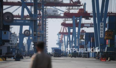 Suasana bongkar muat di Pelabuhan Tanjung Priok, Jakarta. Direktur Eksekutif Center of Reform on Economics (Core) Mohammad Faisal menilai, tren penurunan harga komoditas harus direspons dengan mendorong ekspor manufaktur. Hanya saja, kata dia, langkah itu bukan sekadar jangka pendek.