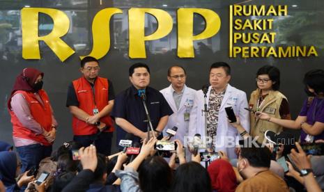 Menteri BUMN Erick Thohir mengunjungi pasien korban kebakaran Depo Pertamina di RSPP, Jakarta, Sabtu (4/3/2023). Menteri BUMN Erick Thohir meminta perusahaan-perusahaan BUMN seperti Pertamina, MIND ID, dan PLN untuk membentuk tim risiko bisnis mengingat sejumlah aset BUMN merupakan objek vital nasional.