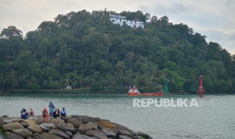 Pengunjung berwisata di Pantai Padang, Sumatera Barat, Kamis (5/1/2023). Badan Pusat Statistik (BPS) Sumatera Barat mencatat jumlah wisatawan mancanegara yang masuk ke Sumbar melalui Bandara Internasional Minangkabau (BIM) Kabupaten Padang Pariaman pada Desember 2022 mencapai 3.062 orang.