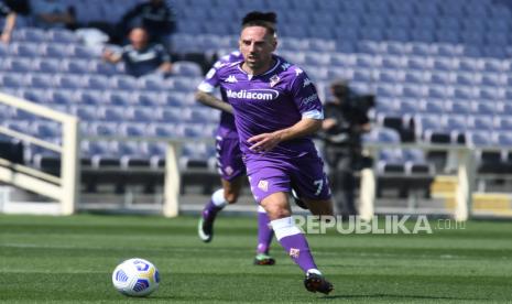  Franck Ribery dari Fiorentina beraksi selama pertandingan sepak bola Serie A Italia antara ACF Fiorentina dan Juventus FC di stadion Artemio Franchi di Florence, Italia, 25 April 2021.