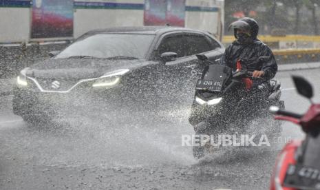 Pengendara menerobos hujan lebat yang mengguyur di Kawasan Jalan MH Thamrin, Jakarta, Sabtu (27/1/2024). Badan Meteorologi Klimatologi dan Geofisika (BMKG) menerbitkan peringatan dini cuaca buruk di wilayah Jakarta dan sekitarnya. Disebutkan bahwa warga di wilayah Jakarta Pusat dan Kepulaan Seribu diminta mewaspadai cuaca ekstrim hujan disertai kilat atau petir pada dini hari. Hal serupa juga diperkirakan akan terjadi di wilayah Jakarta Selatan dan Jakarta Timur pada sore harinya. Hujan ringan dan sedang serta berawan baik tebal diperkirakan akan memayungi wilayah-wilayah itu sepanjang Sabtu.