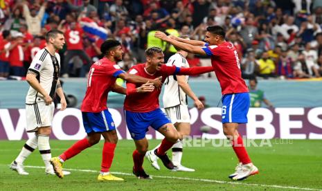  Juan Pablo Vargas (tengah) dari Kosta Rika merayakan dengan rekan setimnya setelah mencetak gol kedua timnya selama pertandingan sepak bola grup E Piala Dunia FIFA 2022 antara Kosta Rika dan Jerman di Stadion Al Bayt di Al Khor, Qatar, Jumat (2/12) dini hari WIB.