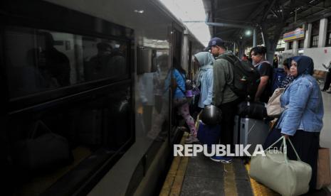 Calon penumpang bersiap menaiki kereta di Stasiun Pasar Senen, Jakarta, Sabtu (21/12/2024).