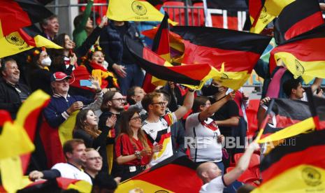 Sejumlah suporter saat menonton pertandingan babak 16 besar Piala Eropa 2020 antara Inggris dan Jerman di Stadion Wembley, Inggris, Selasa (29/6). Pertandingan babak 16 besar Piala Eropa 2020 dimeriahkan dengan aksi para suporter dengan menggunakan gaya dan atribut khusus untuk mendukung tim negaranya. (Justin Tallis, Pool Photo via AP)Putra M. Akbar