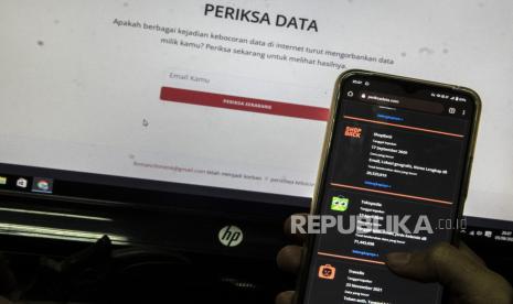 Seorang karyawan memeriksa kebocoran data di beberapa situs internet melalui situs web www.periksadata.com di Jakarta, Senin (5/9/2022). Kominfo berkolaborasi dengan operator selular dan Direktorat Jenderal Kependudukan dan Pencatatan Sipil (Dukcapil) Kemendagri untuk melakukan investigasi terkait dugaan kebocoran 1,3 miliar data kartu SIM telepon Indonesia melalui internet. 