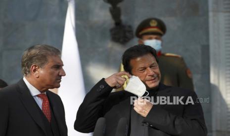 Gelombang Tiga Covid-19, Pakistan Berlakukan Lagi Karantina. Perdana Menteri Pakistan Imran Khan melepas masker wajahnya saat konferensi pers bersama dengan Presiden Afghanistan Ashraf Ghani di Istana Kepresidenan di Kabul, Afghanistan, Kamis, 19 November 2020.