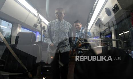 Direktur Utama PT VKTR Teknologi Mobilitas Gilarsi W Setijono (kiri) meninjau bus listrik di Jakarta, Jumat (17/6/2022).