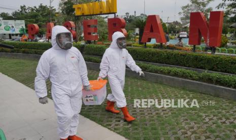 Petugas BPBD Kabupaten Bantul melakukan kampanye bermasker di Taman Paseban, Bantul, Yogyakarta. Kasus konfirmasi positif terpapar COVID-19 di Kabupaten Bantul, Daerah Istimewa Yogyakarta, Sabtu, kembali memecahkan rekor baru dengan penambahan sebanyak 492 kasus, setelah pada Jumat (25/6) bertambah 412 kasus atau tertinggi sejak pandemi.