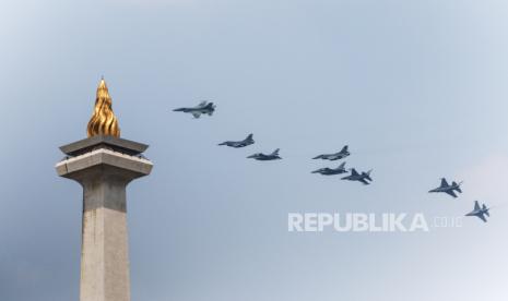 Pesawat Tempur F16 TNI AU terbang melintas di atas Istana Merdeka saat Upacara Peringatan Detik-Detik Proklamasi di Jakarta, Selasa (17/8/2021). Aksi delapan pesawat tempur TNI AU itu untuk memperingati HUT Kemerdekaan ke-76 RI. 