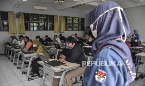 Calon anggota Panitia Pemilihan Kecamatan (PPK) menjalani tes tertulis dengan metode Computer Assisted Test (CAT) di SMPN 5 Kota Bandung, Jalan Sumatera, Kota Bandung, Selasa (6/12/2022). KPU Kota Bandung melaksanakan Tes CAT bagi 588 calon anggota PPK Pemilu 2024 yang nantinya akan disaring menjadi 150 anggota guna bertugas di 30 kecamatan di Kota Bandung. 