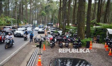 Kawasan hutan pinus ramai pengunjung di Cikole, Lembang, Kabupaten Bandung Barat, Rabu (25/12/2024). Saat musim liburan Natal dan tahun baru atau Nataru, tempat wisata alam di Bandung Barat dipadati wisatawan. Diperkirakan pengunjung akan terus meningkat hingga momen pergantian tahun.