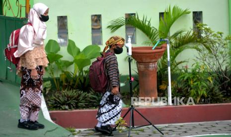 Siswa menggunakan pakaian adat Jawa bersekolah di SD Winongo, Bantul, Yogyakarta, Rabu (21/4/2022). Bantul belum mengizinkan kantin sekolah buka di tengah PTM terbatas 100 persen.