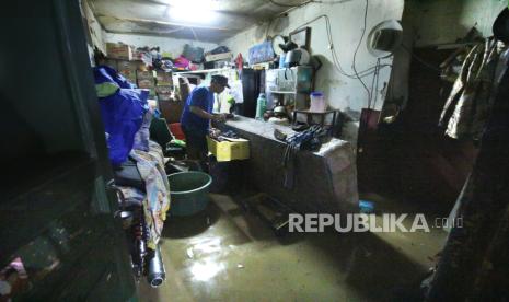 Ruangan sebuah rumah porak poranda setelah diterjang banjir yang merendam perkampungan di kawasan Kelurahan Braga, Kecamatan Sumur Bandung, Kota Bandung Jawa Barat, Kamis (11/1/2024). Banjir terjadi akibat jebolnya tanggul Sungai Cikapundung. Mayoritas, lokasi yang terdampak berada di area dataran rendah pinggir Sungai Cikapundung.