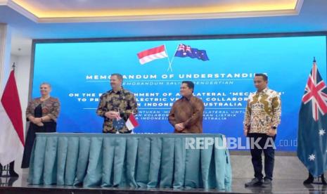 Menteri Koordinator bidang Kemaritiman dan Investasi Ad Interim Erick Thohir dan Menteri Industri dan Sains Australia Edham Nurredin Ed Husic menandatangani nota kesepahaman atau Mou pembentukan mekanisme bilateral kolaborasi memajukan kendaraan listrik Indonesia-Australia di kantor Kementerian BUMN, Jakarta, Kamis (23/11/2023).