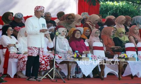 Pj Gubernur Jawa Barat (Jabar) Bey Machmudin menyampaikan sambutan saat upacara Hari Jadi ke-79 Provinsi Jawa Barat, di kawasan Gasibu, Kota Bandung, Senin (19/8/2024). 