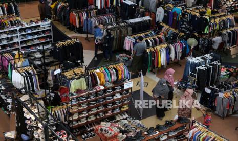 Sejumlah pengunjung mengamati barang-barang bekas impor yang dijual di kegiatan Pontianak Festival Week di Pontianak, Kalimantan Barat, Jumat (30/9/2022). Dalam perhelatan Pontianak Festival Week tersebut menyajikan bazaar thrifting yang menjual beragam barang bekas layak pakai serta bermerk seperti baju, sepatu, topi dan jaket dengan kisaran harga puluhan ribu hingga ratusan ribu rupiah. 