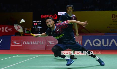 Pasangan Ganda Putra Indonesia Mohammad Ahsan-Hendra Setiawan mengembalikan kok ke arah lawannya pasangan Taiwan Chiang Chien Wei-Wu Hsuan Yi pada pertandingan babak pertama Indonesia Masters 2025 di Istora Senayan, Jakarta, Selasa (21/1/2025). Mohammad Ahsan-Hendra Setiawan menang dua gim langsung dengan skor 21-19 22-20 sekaligus melaju ke babak selanjutnya.