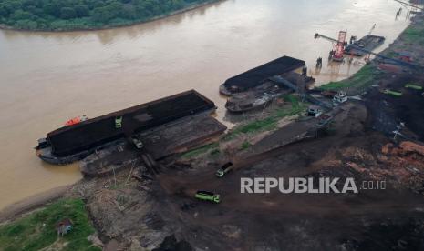 Suasana saat pekerja beraktivitas di tempat penumpukan sementara batu bara, Muarojambi, Jambi, Rabu (1/7). Menurut kajian APBI, perkiraan produksi batu bara tahun 2020 sekitar 595 juta ton metrik ton telah turun menjadi 530 juta metrik ton pada Juni 2020. 