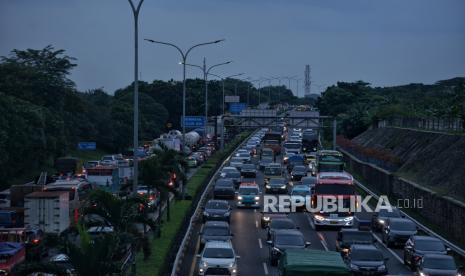 Kendaraan terjebak kemacetan di Tol Limgkar Luar Menuju Cikampek dan Jagorawi di kawasan Setu, Cipayung, Jakarta Timur, Jumat (23/12/2022). Menjelang libur Nataru 2023, berdasarkan data Kepolisian, jumlah kendaraan yang keluar dari Jakarta melalui tol pada H-2 Hari Raya Natal sebanyak 163 ribu kendaraan atau mengalami kenaikan 16,38 persen dibanding lalu lintas harian dengan rata-rata sebanyak 140.009 kendaraan. Republika/Thoudy Badai