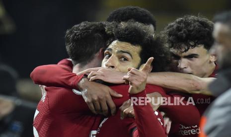 Pemain  Liverpool Mohamed Salah berselebrasi dengan rekan setimnya setelah mencetak keunggulan 1-0 pada pertandingan sepak bola Liga Premier Inggris antara Liverpool FC dan Everton FC di Liverpool, Inggris, Selasa (14/2/2023) dini hari WIB.