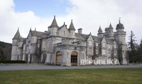 FILE - File foto tertanggal 30/03/22 yang menunjukkan pemandangan umum Kastil Balmoral, di Royal Deeside, Aberdeenshire. Ratu akan tetap berada di Skotlandia untuk menerima Perdana Menteri Boris Johnson dan penggantinya, kata Istana Buckingham. Raja berusia 96 tahun, yang menghadapi masalah mobilitas yang sedang berlangsung, secara tradisional mengadakan audiensi dengan perdana menteri yang keluar dan yang akan datang di Istana Buckingham.