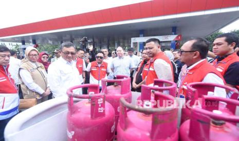 Menteri ESDM Arifin Tasrif dan Direktur Logistik dan Infrastruktur Pertamina Alfian Nasution meninjau kesiapan pasokan BBM dan LPG di Surabaya, Kamis (4/4/2024). 