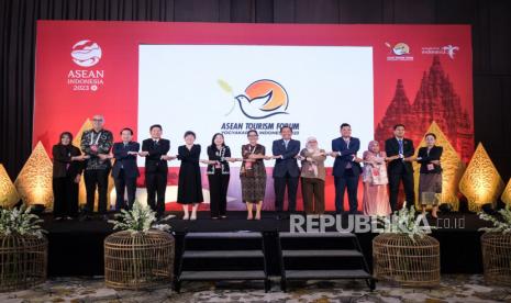 Sejumlah perwakilan negara Asean foto bersama di sela-sela kegiatan Asean Tourism Forum (ATF) yang digelar di Yogyakarta 2-5 Februari 2023. 