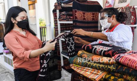 Pengunjung melihat salah satu stan UMKM pada acara puncak Gerakan Nasional Bangga Buatan Indonesia di Puncak Waringin, Labuan Bajo, Manggarai Barat, Nusa Tenggara Timur, Jumat (18/6/2021) (ilustrasi). Pemerintah Kabupaten (Pemkab) Manggarai Timur, NTT, mengoptimalkan pasar rakyat di Kecamatan Lamba Leda Utara untuk mendukung pertumbuhan ekonomi dari pelaku usaha mikro, kecil, dan menengah (UMKM) di wilayah tersebut.