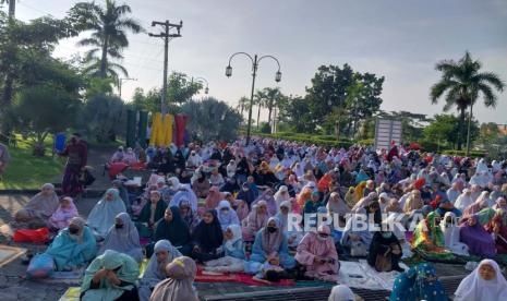 Suasana sholat Idul Fitri (ilustrasi). Idul Fitri adalah momentum meneruskan kebaikan selama Ramadhan  