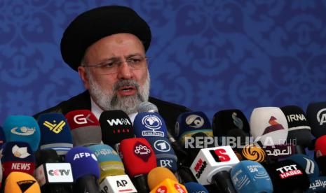 Presiden terpilih Iran Ebrahim Raisi berbicara selama konferensi pers pertamanya setelah memenangkan pemilihan presiden, di Teheran, Iran, 21 Juni 2021. Raisi mengatakan bahwa pemerintahnya akan mengikuti negosiasi nuklir dengan kekuatan dunia tetapi tidak untuk waktu yang lama, menambahkan bahwa AS harus mencabut sanksi dan kembali ke kesepakatan JCPOA.