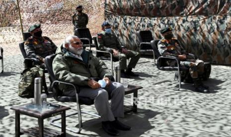 Foto yang disediakan oleh Biro Informasi Pers India (PIB) menunjukkan Perdana Menteri India Narendra Modi  dan pejabat tinggi militer India di Leh, Ladakh, India, 03 Juli 2020. Modi mengunjungi Angkatan Darat, Angkatan Udara dan personil Polisi Perbatasan Indo-Tibet. Bulan lalu 20 personil tentara India, termasuk seorang kolonel, tewas dalam bentrokan dengan pasukan Cina di Lembah Galwan di wilayah Ladakh timur. 