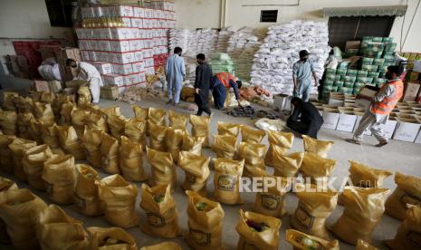 Polisi Islamabad Perketat Keamanan Selama Ramadhan. Foto: Pekerja dari kelompok amal Yayasan Alkhidmat Pakistan menyiapkan karung bahan makanan untuk dibagikan gratis di antara orang-orang yang membutuhkan untuk bulan puasa Ramadhan mendatang, di Islamabad, Pakistan, Minggu, 11 April 2021.