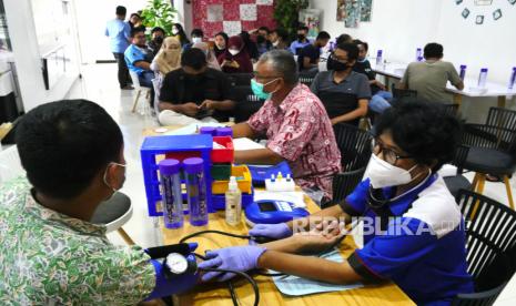 Pemeriksaan kesehatan pegawai sebelum sedekah darah saat donor darah jemput bola di Genesis Coworking Space, Bantul, Yogyakarta, Jumat (21/1/2022). Sekitar 30 orang mengikuti donor darah bersama PMI Kota Yogyakarta. Beramal tidak harus dengan uang atau sedekah darah menjadi semangat kegiatan donor darah kali ini.