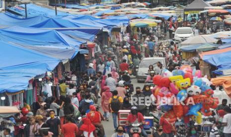 Warga memadati Pasar Raya di Padang, Sumatera Barat, Sabtu (23/5/2020). Kepala Kantor Perwakilan Bank Indonesia (BI) Sumatera Barat Wahyu Purnama mengatakan pada periode Juni 2020, Sumbar mengalami defalasi sebesar  0,61 persen month to month (mtm). 