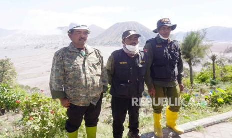 Para petugas dari Balai Besar Taman Nasional Bromo, Tengger dan Semeru (BB TNBTS) serta relawan dari Masyarakat Peduli Api (MPA) Ngadas yang turut membantu pemadaman kebekaran api di kawasan wisata Gunung Bromo. 