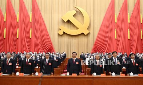  Dalam foto ini dirilis oleh Kantor Berita Xinhua, para pemimpin Partai Komunis China. Termasuk dari kiri Zhao Leji,, Wang Yang, Perdana Menteri Li Keqiang, Presiden Xi Jinping, Mantan Presiden Hu Jintao, Li Zhanshu dan Wang Huning menghadiri upacara pembukaan Kongres Nasional Partai Komunis Tiongkok ke-20 di Aula Besar Rakyat di Beijing, 16 Oktober 2022. China pada hari Minggu membuka konferensi partai dua kali satu dekade di mana pemimpin Xi Jinping diperkirakan akan menerima masa jabatan lima tahun ketiga yang melanggar preseden baru-baru ini dan menjadikan dirinya sebagai orang China yang paling kuat. politikus sejak Mao Zedong