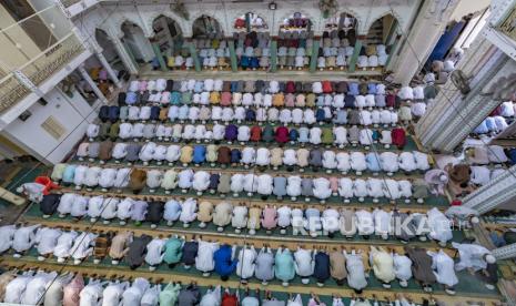  Umat Muslim India melaksanakan salat Idul Adha di masjid Vasi Ullah di Prayagraj, Uttar Pradesh, India, Ahad, 10 Juli 2022. 