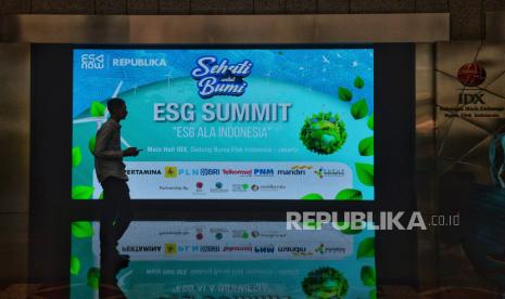 The electronic board displays the ESG Summit 2024 event held by Republika, at the Indonesia Stock Exchange (BEI) Building, Jakarta, Thursday (12/9/2024).