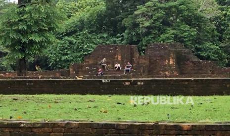 Bagian tembok yang mengelilingi Candi Kedaton di KCBN Candi Muaro Jambi, Muaro Jambi, Jambi. 