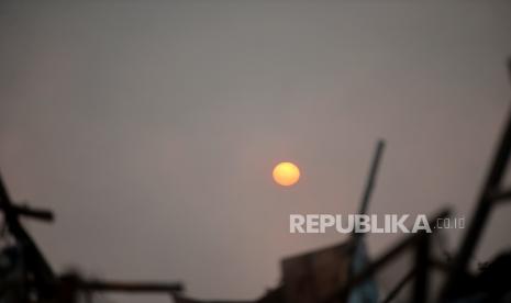 Matahari pagi berselimut kabut asap.